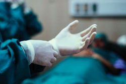 Nối thành công bàn chân bị đứt lìa cho nông dân 41 tuổi ở Quảng Trị