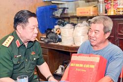 Đại tướng Nguyễn Trọng Nghĩa thăm, tặng quà các gia đình chính sách ở Khánh Hòa