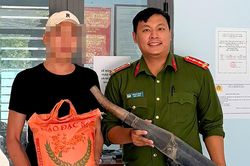 Đem pô xe độ đến công an, người dân bất ngờ nhận 10kg gạo