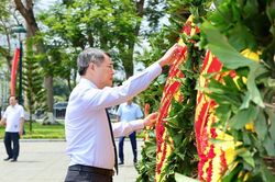 Thủ tướng cùng lãnh đạo TP Hải Phòng dâng hương tưởng nhớ các anh hùng liệt sỹ