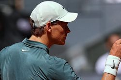 Sinner thiết lập cột mốc lịch sử, vào tứ kết Madrid Open