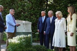 Vua Charles và Hoàng hậu Camilla thăm tổ ong mới tại Nhà Trắng