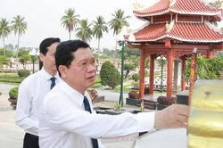 Lãnh đạo thành phố Đà Nẵng dâng hương tại Nghĩa trang Liệt sĩ Điện Bàn