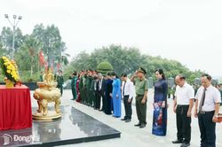 Lãnh đạo tỉnh viếng Nghĩa trang liệt sĩ nhân kỷ niệm 51 năm Ngày Giải phóng miền Nam