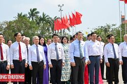 Thủ tướng và đoàn đại biểu dâng hương tưởng niệm các Anh hùng liệt sĩ tại Hải Phòng