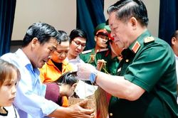 Đại tướng Nguyễn Trọng Nghĩa thăm, tặng quà gia đình chính sách tại Gia Lai
