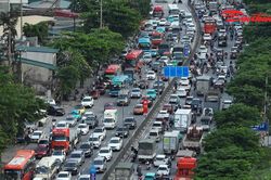 Dòng xe đông đúc rời Hà Nội, người dân bắt đầu kỳ nghỉ lễ 30/4 - 1/5