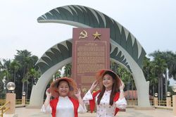 Đi chơi lễ 30/4 kiểu mới, Gen Z rủ nhau về Vườn Cau Đỏ 'chụp ảnh - học sử'
