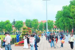 Giới trẻ rộn ràng 'check-in' tại khu vực Lăng Chủ tịch Hồ Chí Minh dịp 30/4