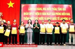Vĩnh Long tặng quà gia đình chính sách, hộ nghèo