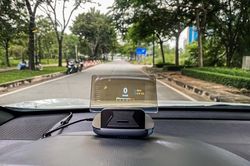 Có nên lắp màn hình HUD hiển thị tốc độ lên kính lái để nâng tầm 'xe cỏ'?