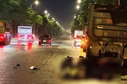 Tai nạn giao thông giữa lúc trời mưa giông ở Hà Nội, 2 người tử vong tại chỗ
