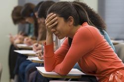 Nữ sinh tố bị quấy rối trong phòng thi: Hiệu trưởng và giảng viên bị đình chỉ