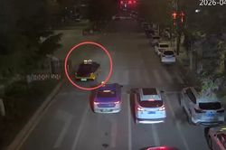 Tài xế taxi vượt 5 đèn đỏ trong đêm, lao đi cứu bé trai bất tỉnh