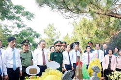 Tổng Bí thư, Chủ tịch nước dâng hương tưởng niệm Đại tướng Võ Nguyên Giáp