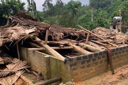 Giông lốc cuốn sập nhà trong đêm, bé trai 13 tuổi tử vong