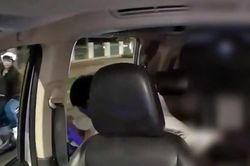 Xác minh clip người đàn ông nhảy khỏi taxi sau cãi vã với bạn gái, bị xe máy tông