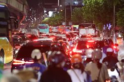 Nửa đêm, người dân về quê 'né' tắc đường, cửa ngõ phía Nam Hà Nội kẹt cứng