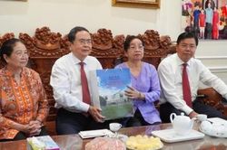 Chủ tịch Quốc hội Trần Thanh Mẫn thăm, tặng quà gia đình chính sách tại An Giang