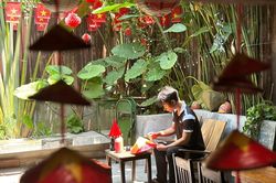 Giới trẻ hào hứng check-in và trải nghiệm văn hóa dịp lễ