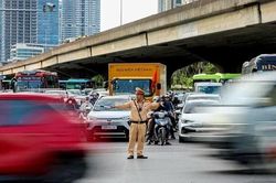 CSGT giữ mạch giao thông Thủ đô thông suốt, người dân đi nghỉ lễ an toàn