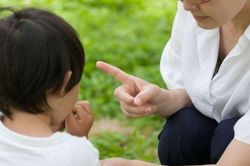 Nhật ký nửa đêm: Người mẹ quát con rồi trốn vào nhà vệ sinh khóc nức nở