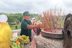 Hàng nghìn người đến Thành Cổ Quảng Trị dâng hương, tri ân các liệt sỹ dịp lễ 30/4