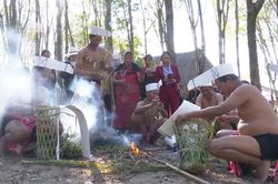 'Ăn than' để bỏ điều dữ - nghi lễ độc đáo của người Giẻ Triêng ở Quảng Ngãi