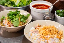Foodtour Hà Nội kỳ nghỉ lễ, thưởng thức 5 món phở 'phiên bản lạ' ngon miệng
