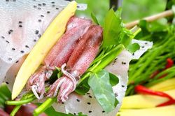 Mực luộc bao nhi&ecirc;u ph&uacute;t để gi&ograve;n sần sật, kh&ocirc;ng bị teo nhỏ?