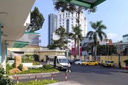 Khoảnh khắc hơn cả điện ảnh, bác sĩ tim mạch rời xe cấp cứu, chạy như bay về phòng mổ