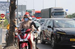 Giao thông tê liệt dưới nắng gắt, người dân vất vả rời TPHCM ngày đầu nghỉ lễ