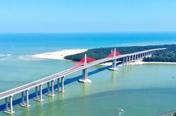 Cầu vượt cửa biển dài nhất miền Trung chính thức thông xe