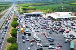 D&ograve;ng &ocirc; t&ocirc; xếp h&agrave;ng d&agrave;i 8km tr&ecirc;n cao tốc, trạm dừng nghỉ cũng qu&aacute; tải