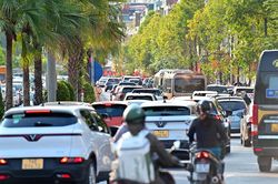 Xe cộ ken đặc, đường phố Quảng Ninh kẹt cứng ngày đầu nghỉ lễ