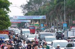 Ô tô nối dài, biển người đổ về Sầm Sơn ngày đầu nghỉ lễ 30/4
