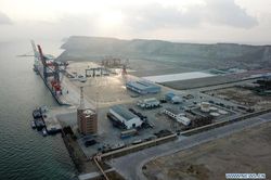 Pakistan mở hành lang trên bộ đến Iran giữa lúc eo biển Hormuz tắc nghẽn