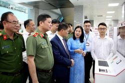 Kiosk thông minh rút ngắn thủ tục hành chính ở Quảng Ninh