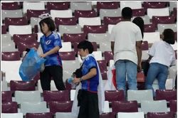 Vì sao người hâm mộ bóng đá Nhật Bản dọn dẹp sân vận động sau các trận đấu World Cup?