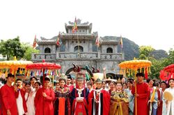 Ninh Bình: 500 người diễu hành cổ phục tại 'Đông A Khải Hoàn 2026'