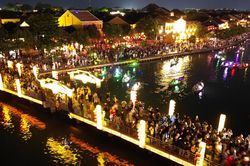 Hội An đông kín về đêm, du khách 'nhích từng bước' tham quan phố cổ