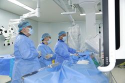 Căn bệnh khiến lồng ngực cô gái 'rung lên dữ dội'