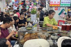 Chợ Cồn đông nghịt dịp lễ, du khách chen chân thưởng thức đặc sản Đà Nẵng