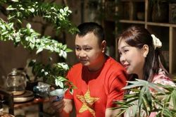 Tiến sĩ Tự Long hạnh phúc bên vợ, NSND Phạm Phương Thảo đi nhặt bóng