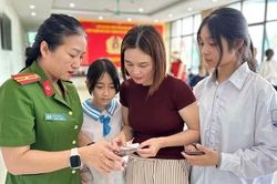 Công an Nghệ An xuyên lễ cấp căn cước và định danh điện tử cho trẻ em