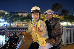 Anh chủ quán trọ của các cụ già