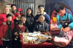 Chàng trai từ bỏ giấc mơ đại học, giúp bố mẹ nuôi 6 em, dậy đi làm từ 2h sáng