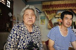 Chồng mắc ung thư máu, vợ kiệt sức nuôi mẹ già và 4 con nhỏ trong cảnh túng quẫn