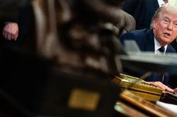EU cảnh báo đáp trả khi ông Trump tăng thuế ôtô lên 25%