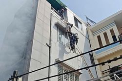 Cháy tiệm thuốc, 3 người mắc kẹt phải chạy lên tầng cao kêu cứu